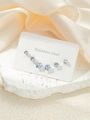Détail de trois paires de boucles d'oreilles en acier inoxydable avec zircons brillants - Clous d'Oreilles en Zircone Bleue (3 Paires)