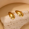 Gedetailleerd macrozicht van gouden ovale oorbellen met gepolijste spiegelglans - Gladde Ovale Stijl (E0412)