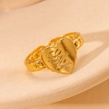 Gros plan sur bague cœur dorée avec gravure Love You et anneau style chaîne - Style de chaîne gravée 'Love You' dorée (Or 13)