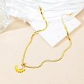 Elegante collar de acero de titanio dorado con colgante de sol de perla y cadena de serpiente - Collar de Pétalo de Perla Artificial