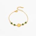 Detail of gold-plated bracelet with emerald star-shaped charms and a floral centerpiece - Flower Star Green Style (BJGB0021)