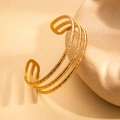 Detail eines mehrlagigen goldenen Armreifs mit Hammerschlag-Struktur und glänzendem Finish - Dreischicht Parallel Stil (BJGB0196)