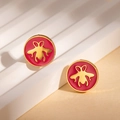 Details von runden roten Emaille-Ohrsteckern mit goldenem Bienenmotiv auf Metallbasis - Rosa Ohrstecker (ZYGE1299)