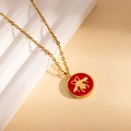 Dettaglio della collana placcata in oro con disco in smalto rosso e ciondolo ape 3D - Collana Rossa (ZYGN0486)