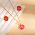 Dettaglio collana d'oro e orecchini ape con smalto rosa su espositore ondulato - Set di Gioielli Rosa (ZYGS0142)