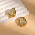Detail von Vintage-Ohrsteckern mit türkisfarbenem Harz und goldener Umrandung im Detail - Ovaler Stil (ZYGE1471) / Blau