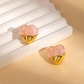 Makroaufnahme von herzförmigen Ohrringen aus rosa Harz und poliertem goldfarbenem Stahl - Herz-Stil (ZYGE1466) / Rosa