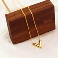 Élégant collier en acier titane doré avec un pendentif géométrique en V sur chaîne fine - Pendentif en Forme de V