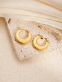 Golden titanium steel C-hoop earrings featuring vintage spiral engraved texture for women - Round E0262 Style