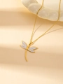 Detailaufnahme der goldenen Libellen-Halskette mit weißem Emaille und funkelnden Kristallen - Libelle Halskette mit Strass / Gold