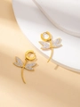 Detailaufnahme goldener Libellen-Ohrringe mit weißer Emaille und Kristalleinlagen - Libelle Ohrringe mit Strass / Gold