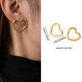 Détails des boucles d'oreilles cœur évidé plaqué or avec dimensions et spécifications - Style Cœur Creux