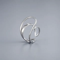 Detailansicht eines silbernen minimalistischen Rings mit unregelmäßigen hohlen Linien - Silber