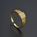Gros plan d'une bague carrée dorée sertie de CZ avec anneau texturé à rayures parallèles - Or