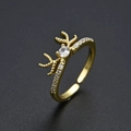 Detailaufnahme des goldenen Rentiergeweih-Rings mit funkelndem CZ-Hauptstein - Gold