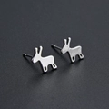 Orecchini a perno a forma di cervo in argento lucido con design minimalista su sfondo nero - Argento