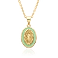 Vue macro détaillée du pendentif Marie doré avec incrustation en émail vert clair - Style de Relief Vert Clair (A056)