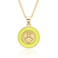 Détail du pendentif Vierge Marie doré avec émail jaune citron et relief religieux précis - Jaune Citron (A028)