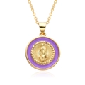 Nahaufnahme des goldenen Jungfrau Maria Anhängers mit lila Emaille und goldener Kette - Violetter Stil(A018)