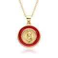 Detaillierte Makroansicht des goldenen Jungfrau-Maria-Anhängers mit roter Emaille und Kette - Dunkelroter Stil(A027)
