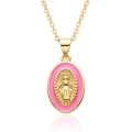 Dettaglio del ciondolo ovale dorato con smalto rosa e figura religiosa su catenina - Rosa