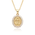 Macro del ciondolo ovale della Vergine Maria dorato con zirconi e rilievo religioso - San Benedetto Stile Moneta Strass (c267)
