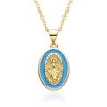 Dettaglio macro della collana dorata con smalto blu e ciondolo della Vergine Maria - Blu