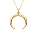 Dettaglio di una collana con ciondolo a luna dorata lucida con catena minimalista su bianco - Stile Corno Crescente Lucido Minimalista (A200)