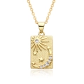 Vue macro détaillée du pendentif céleste doré avec soleil, lune et zircons incrustés - Pendentif Étiquette Rectangulaire Soleil Étoile Lune (B103)