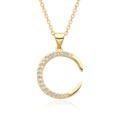 Élégant collier doré avec pendentif en forme de C serti de cristaux sur fond blanc pur - Pendentif Lettre C Pavé (B107)