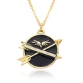 Collar de flechas doradas cruzadas con colgante de circón y detalle de alas sobre blanco - Estilo Esmalte Negro (c511)