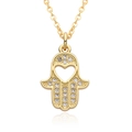 Détail du collier main de Fatma en or avec pierres de zircon et découpe en cœur - Style Cœur Creux (B269)