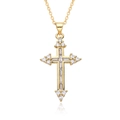 Détail du pendentif croix plaqué or orné d'élégantes pierres de zircone taille baguette - Croix en Zirconia Baguette (D128)