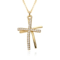 Gros plan du pendentif croix plaqué or serti de pierres de zircone blanches brillantes - Croix Asymétrique (D129)