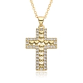 Vue détaillée du collier pendentif croix plaqué or avec coeurs et zircons blancs - Croix Entrelacée de Coeur (D130)