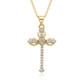 Détail d'un collier croix plaqué or avec zircons blancs étincelants et chaîne en O - Croix Évidée Trèfle (D132)