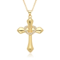 Collier croix plaqué or avec centre en cœur et cristaux étincelants sur fond blanc - Pendentif Croix de Coeur (D135)