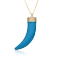 Halskette mit blauem Hornanhänger, vergoldeten Zirkonia-Steinen und Emaille-Finish - Blau