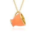 Gros plan du pendentif tasse à thé en émail orange corail sur une chaîne plaquée or fin - Style de Tasse Orange Corail (h063)