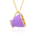 Détail d'un pendentif en forme de tasse émaillée violette sur une fine chaîne dorée - Style de Tasse Violet (h065)