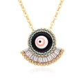 Gros plan détaillé du pendentif œil maléfique doré avec émail rose et pierres de zircon - Style Œil Bleu Clair (h029)