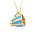 Gros plan du pendentif tasse à thé dorée avec émail bleu et chaîne fine en métal doré - Style Rayé Jaune Citron (h156)