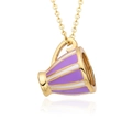 Vue détaillée d'un pendentif tasse de thé en émail rayé violet et blanc avec chaîne dorée - Style Rayé Vertical Violet (h163)