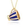 Vue macro d'un pendentif tasse à thé plaqué or avec rayures en émail bleu et blanc - Style Rayé Bleu et Blanc (h165)