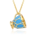 Détail macro d'un pendentif théière en émail bleu sur une chaîne dorée élégante - Style Théière Bleue (h183)