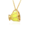 Vue détaillée du pendentif tasse dorée orné de motifs de feuilles en émail jaune - Style Théière Jaune Vif (h184)