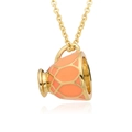 Gros plan du pendentif tasse dorée avec émail orange et motifs géométriques - Style Théière Rose Orange (h185)