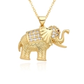 Detalle del colgante de elefante dorado con textura de malla y circonitas blancas - Diseño en Forma de Elefante (D561)