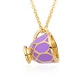 Détail du pendentif théière avec émail violet et finition dorée sur une chaîne élégante - Style Théière Violette (h187)
