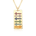 Détail du pendentif rectangulaire doré avec des croix en zircon coloré sur une chaîne - Style Croix Arc-en-ciel (E057)